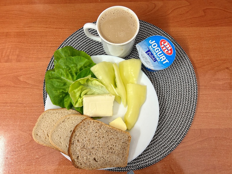 Na Zdjęciu : Jogurt naturalny, Kawa zbożowa z mlekiem/p, Chleb mieszany pszenno-żytni, Chleb Graham, Masło extra 82%, Ser topiony, Papryka śwież, Sałata zielona